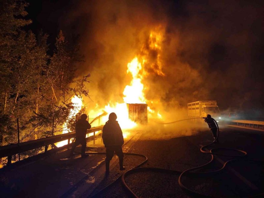 Otoyolda yanan tır hurdaya döndü