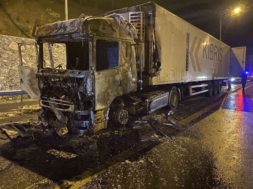 Otoyolda yanan tır hurdaya döndü