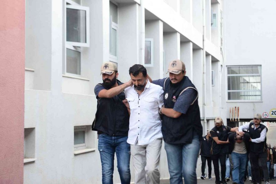 Adana’da 9 FETÖ kuryesi tutuklandı