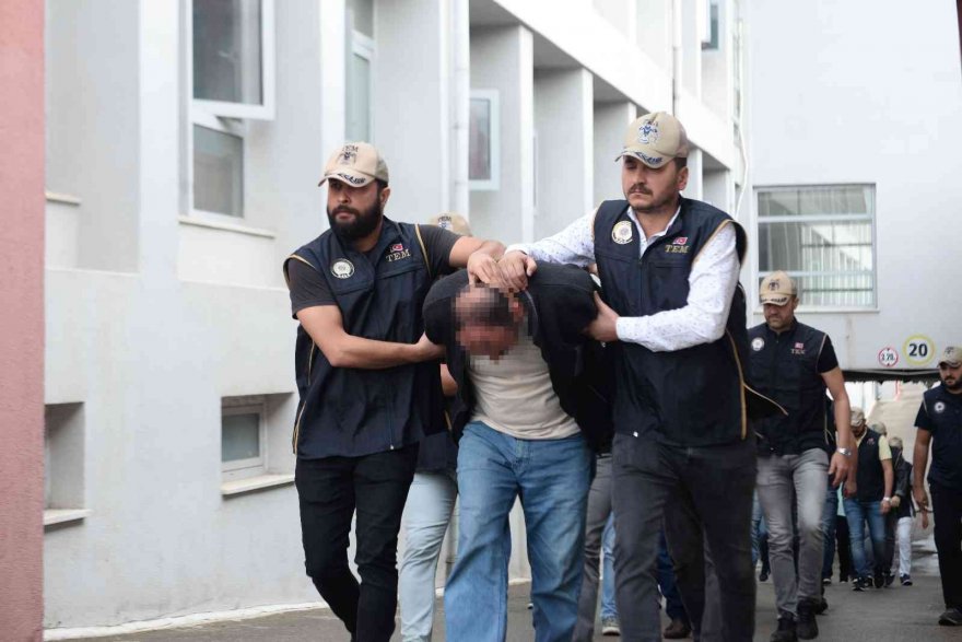 Adana'da FETÖ evlerinde gizlenmiş döviz ve altın bulundu