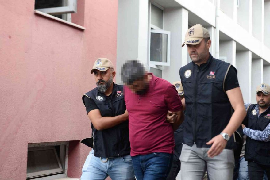 Adana'da FETÖ evlerinde gizlenmiş döviz ve altın bulundu