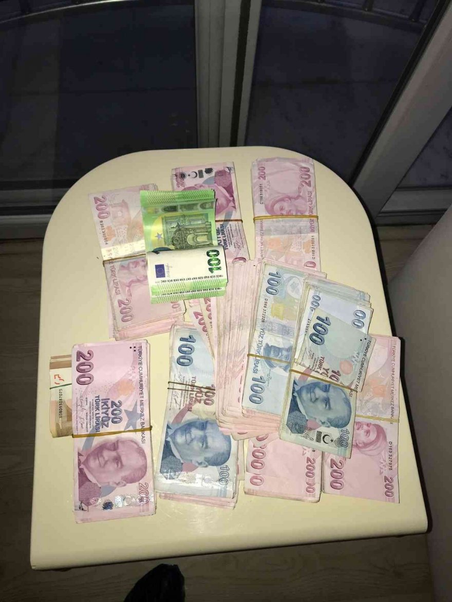 Adana'da FETÖ evlerinde gizlenmiş döviz ve altın bulundu