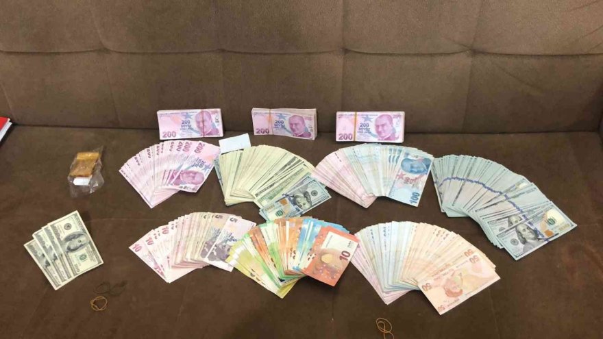 Adana'da FETÖ evlerinde gizlenmiş döviz ve altın bulundu