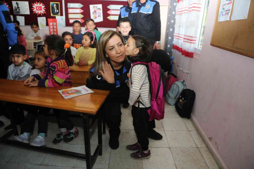 Tarım işçisi ailelerin çocuklarının yüzünü polis güldürdü