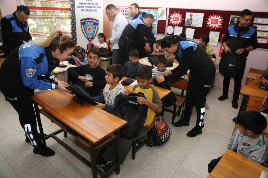 Tarım işçisi ailelerin çocuklarının yüzünü polis güldürdü