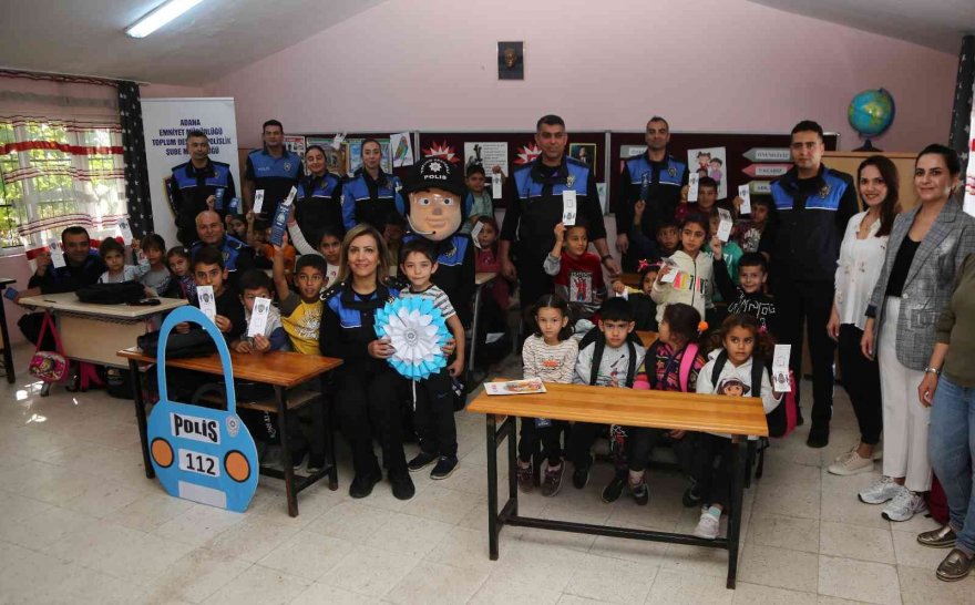 Tarım işçisi ailelerin çocuklarının yüzünü polis güldürdü