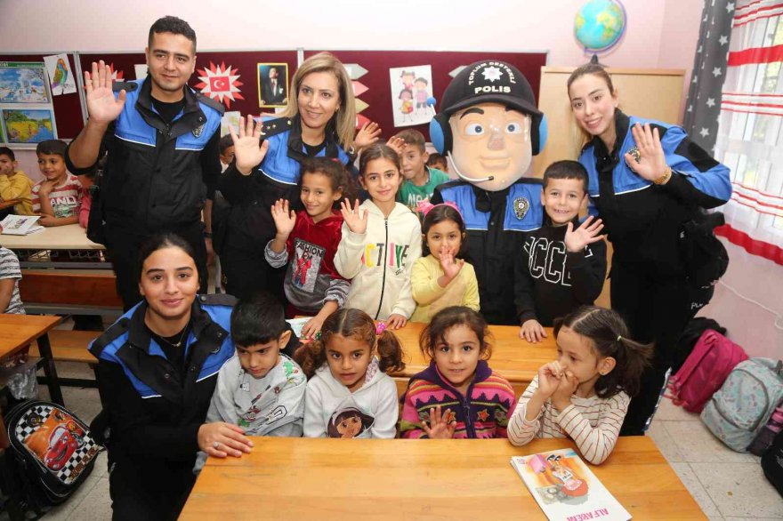 Tarım işçisi ailelerin çocuklarının yüzünü polis güldürdü