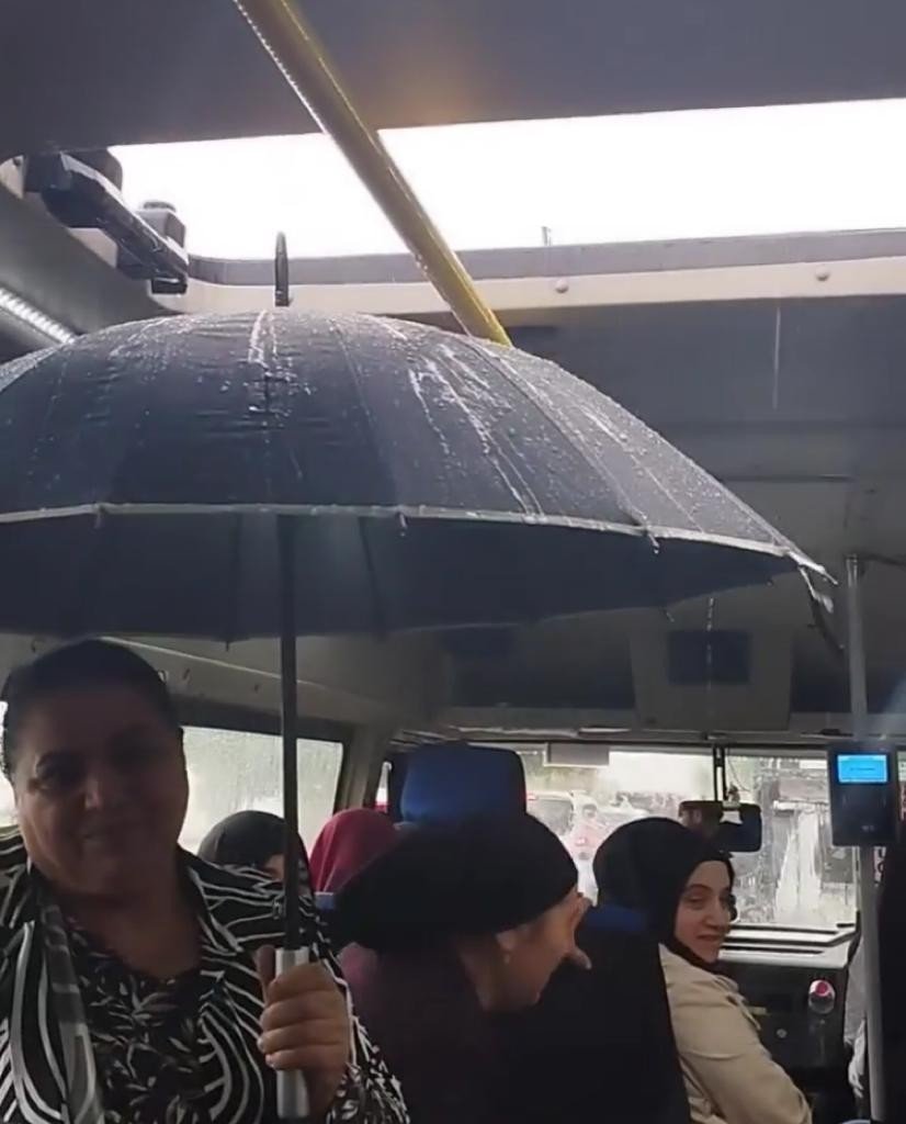 Dolmuşta şemsiyeli yolculuk