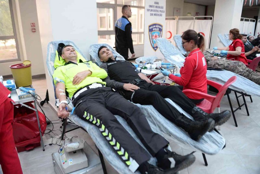 Polis kan verip, kök hücre ve organ bağışında bulundu