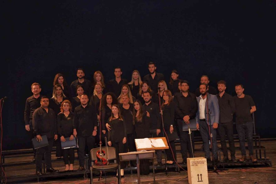 Ceyhanlılar Atatürk’ü sevdiği türkülerle andı