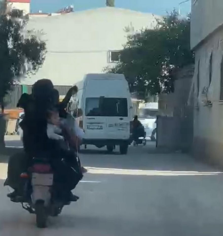 Eline serum takılı çocuğunu elektrikli bisikletle taşıdı