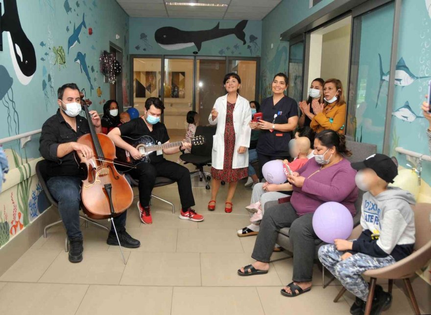 Profesör söyledi, hasta çocuklar eşlik etti