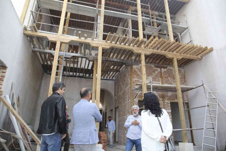 Adana’da tarihi evlerin olduğu sokaklar düzenlenip, turizme kazandırılıyor