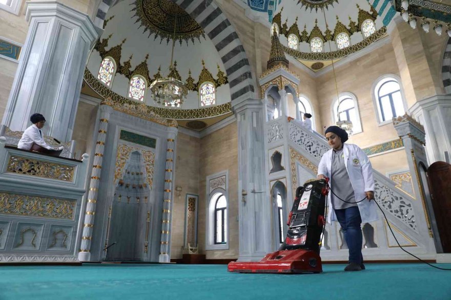 Yüreğir Belediyesi ibadethaneleri pırıl pırıl temizliyor