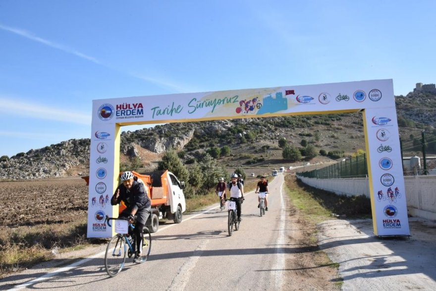 Bisikletçiler önce pedal çevirdi sonra çevre temizliği yaptı