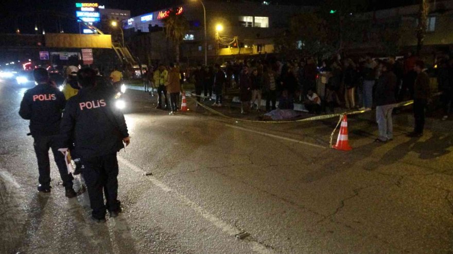 Kazada ölen ağabeyinin elini bırakmadı