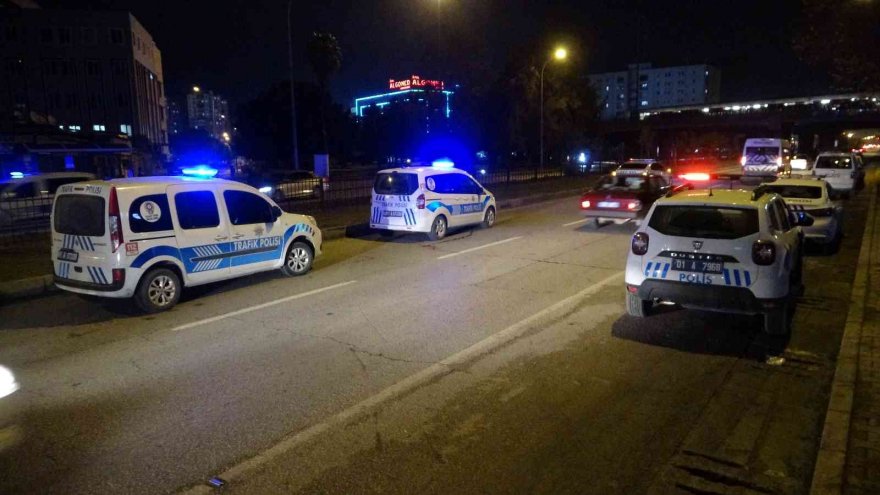 Kazada ölen ağabeyinin elini bırakmadı