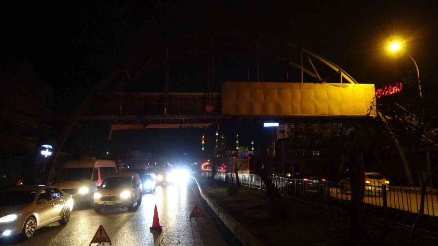 Kazada ölen ağabeyinin elini bırakmadı