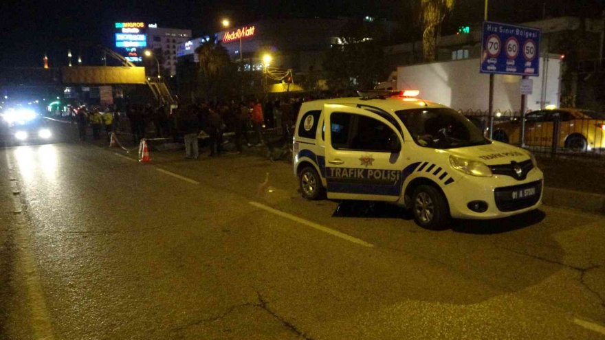 Kazada ölen ağabeyinin elini bırakmadı