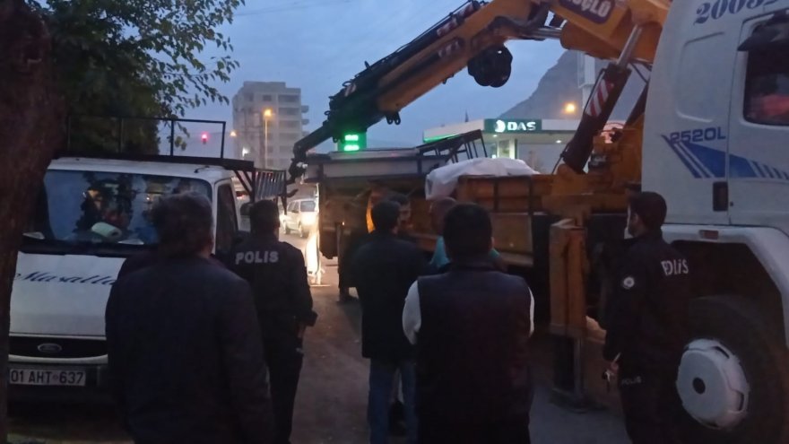 Vincin çarptığı park halindeki transit savruldu yayayı yaraladı