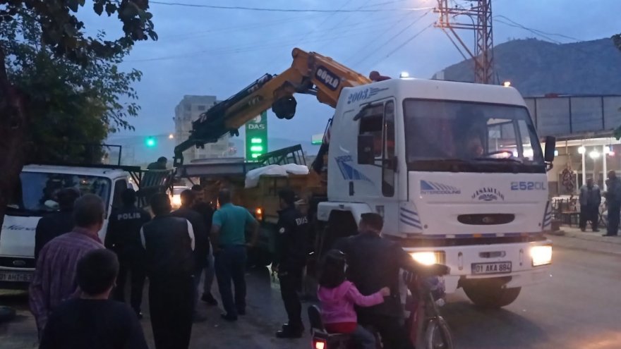 Vincin çarptığı park halindeki transit savruldu yayayı yaraladı