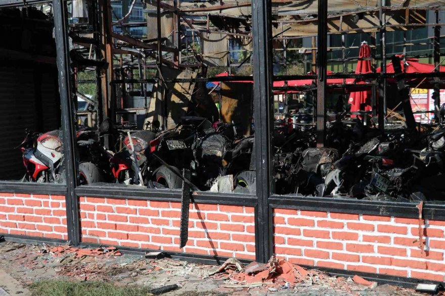 Galleria'da meşaleli karşılama milyonluk zarara neden oldu