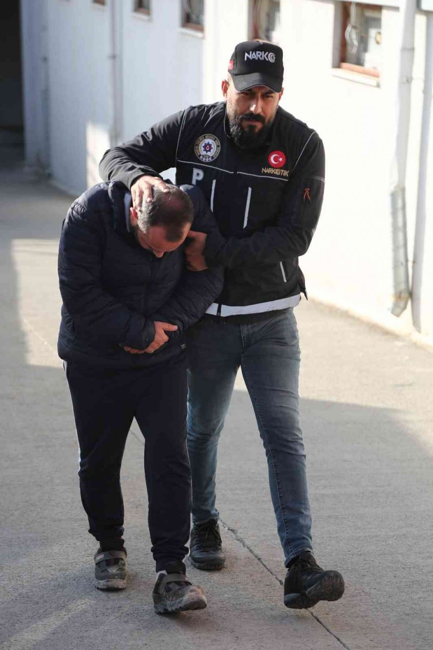 Tırın kupasındaki yatakta zulalı 2 kilo 300 gram kokain çıktı