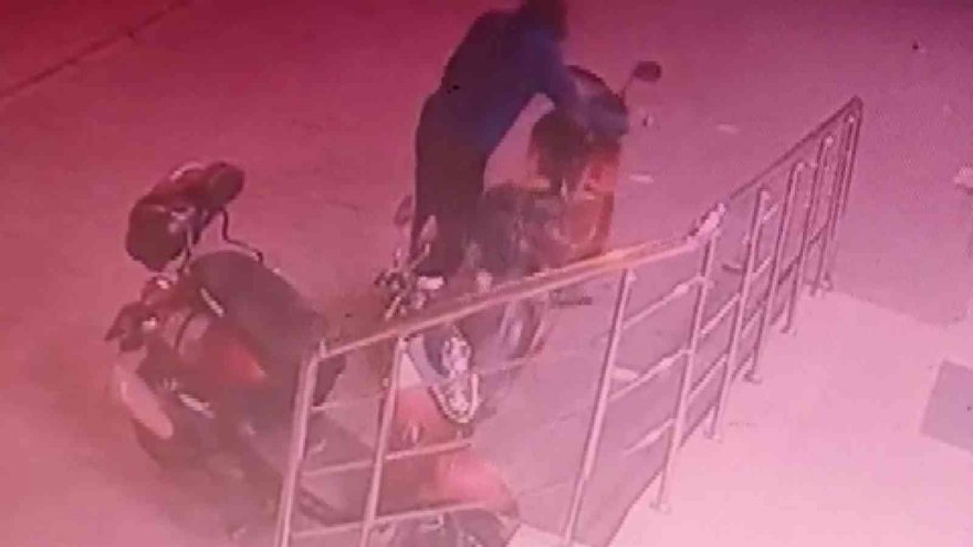 Kalabalığı umursamadı, park halindeki motosikleti çaldı