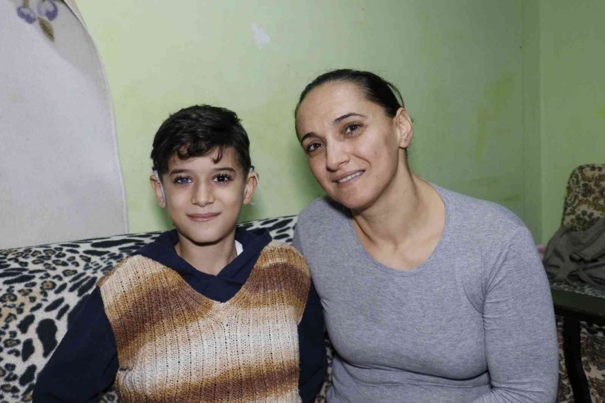 Biyonik kulaklığına kavuşan çocuk tekrar duymaya başladı