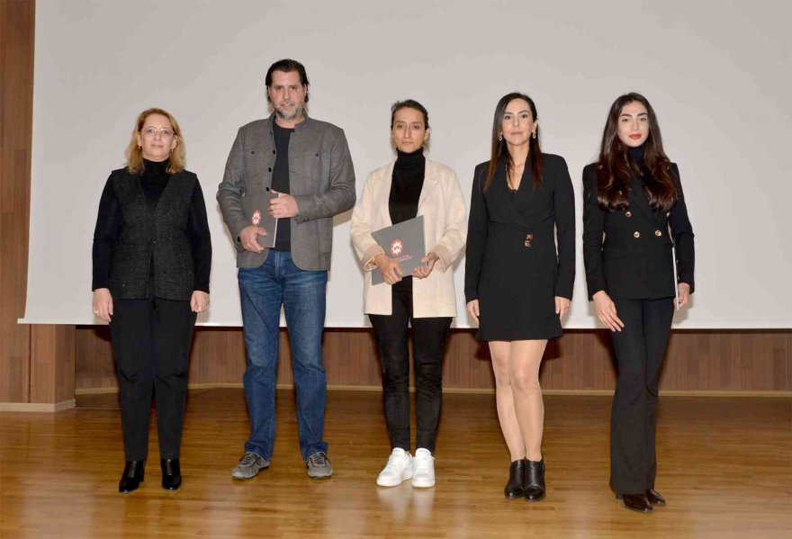 Ünlü tasarımcı Çak: 