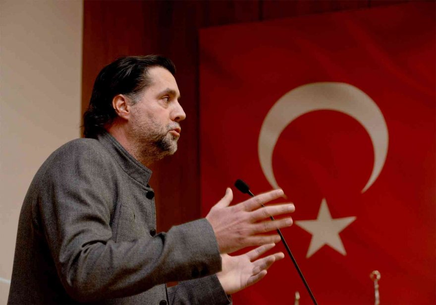 Ünlü tasarımcı Çak: 