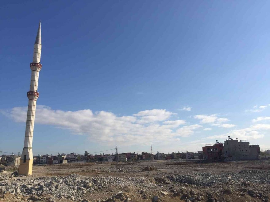 Kentsel dönüşümde evlerde cami de yıkıldı, sadece minare kaldı