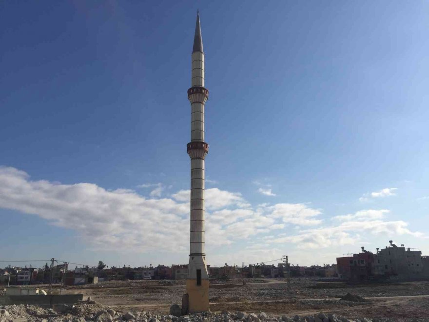 Kentsel dönüşümde evlerde cami de yıkıldı, sadece minare kaldı