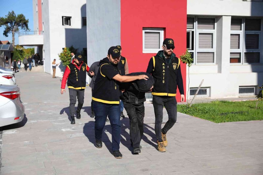 Kanser hastası yaşlı kadını dakikalarca dövüp gasp etti