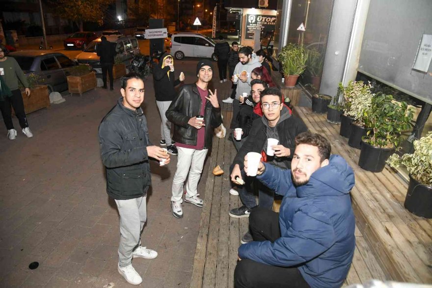 Adana Büyükşehir, final haftasında sıcak çorbayla öğrencilerin yanında