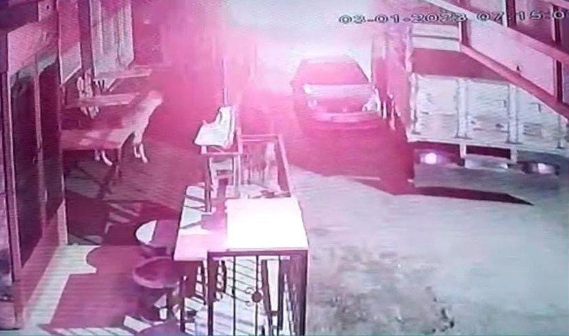 Freni boşalan kamyonetin sürücüsü ölümle burun buruna geldi: O anlar kamerada