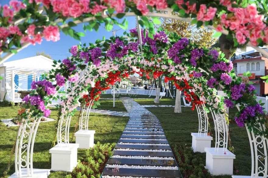 Yüreğir’de düğün fotoğrafları için plato kuruldu