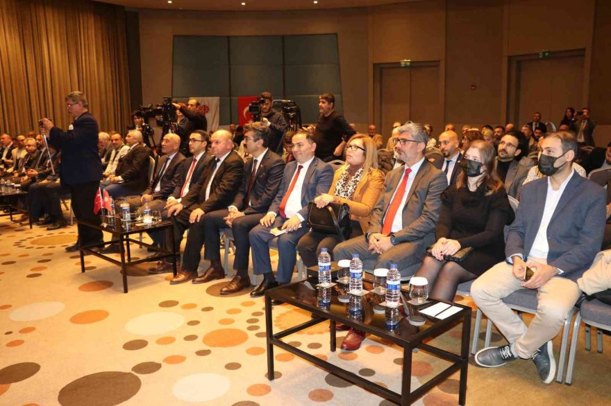 Adana’da gazeteciler dezenformasyon konusunda bilgilendirildi