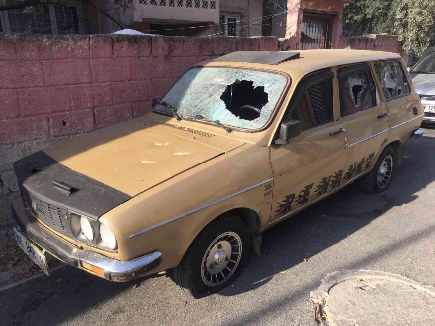 Evden çıkarmak istediği gelininin ağabeyi otomobile baltayla zarar verdi