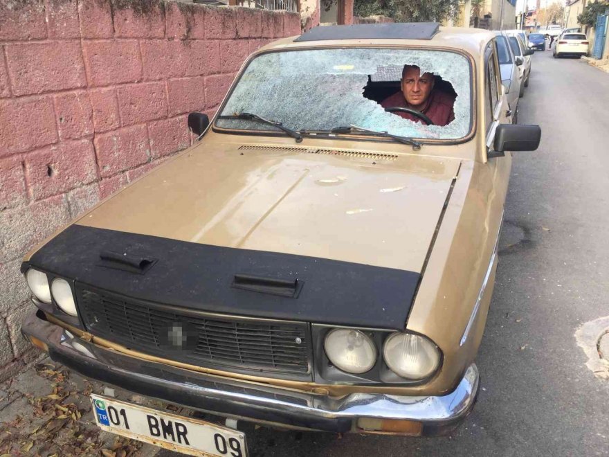 Evden çıkarmak istediği gelininin ağabeyi otomobile baltayla zarar verdi