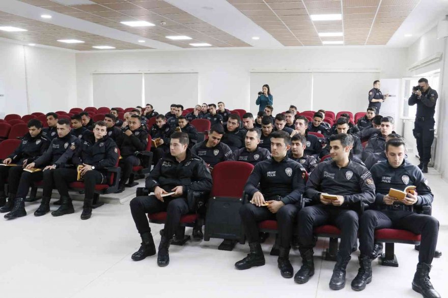 Genç polis memuru kitap yazdı, gelirinin bir kısmını şehit ailelerine bağışladı