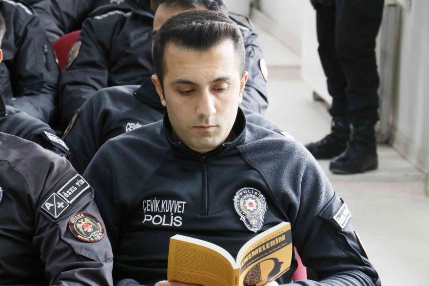 Genç polis memuru kitap yazdı, gelirinin bir kısmını şehit ailelerine bağışladı