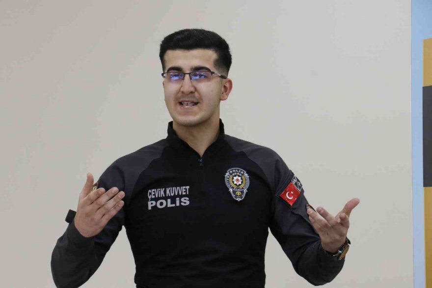 Genç polis memuru kitap yazdı, gelirinin bir kısmını şehit ailelerine bağışladı