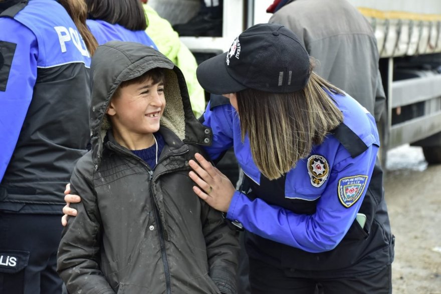 Adana polisi tarım işçilerinin çocuklarıyla bir araya geldi