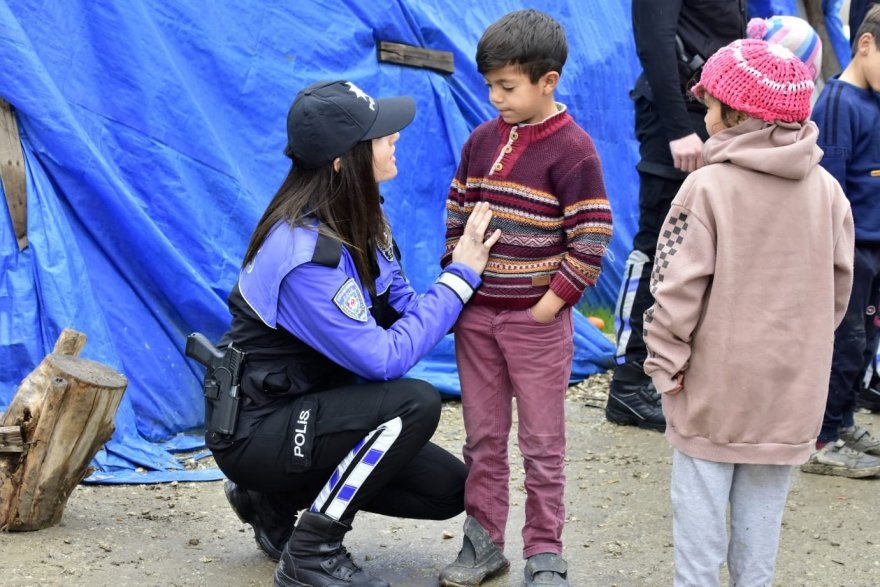 Adana polisi tarım işçilerinin çocuklarıyla bir araya geldi