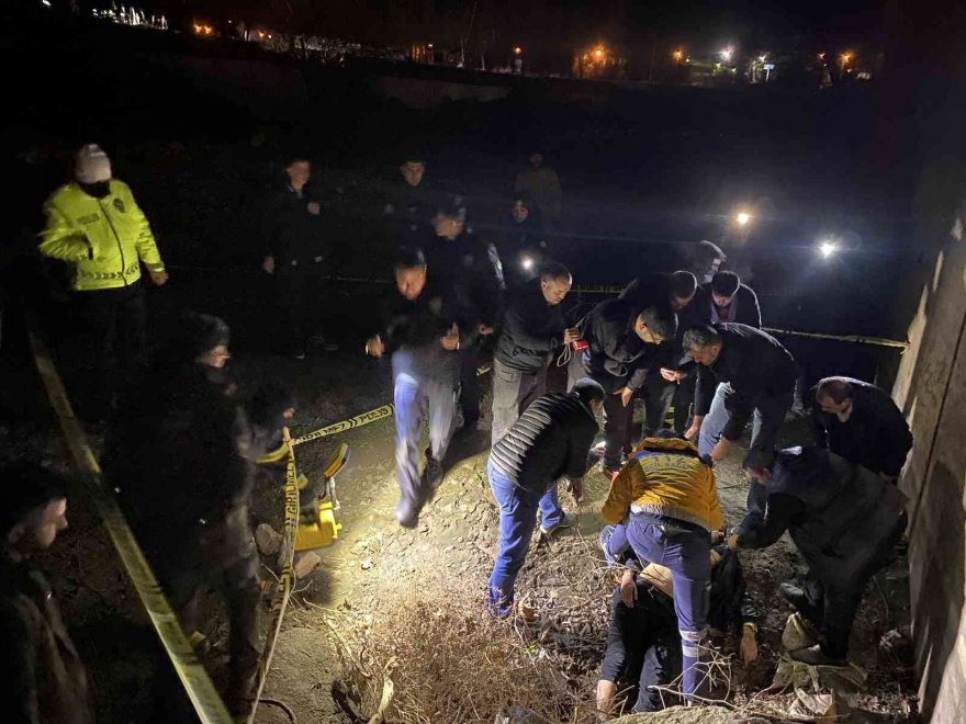 Adana’da kontrolden çıkan otomobil Çakıt Çayı’na uçtu: 1 ölü, 2 yaralı