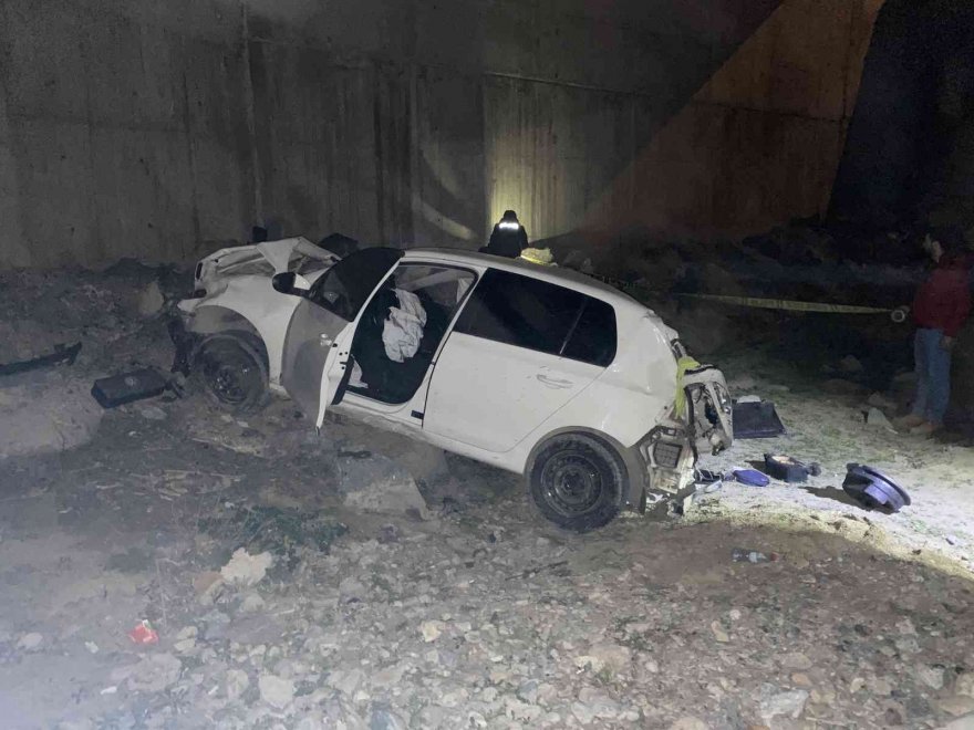 Adana’da kontrolden çıkan otomobil Çakıt Çayı’na uçtu: 1 ölü, 2 yaralı