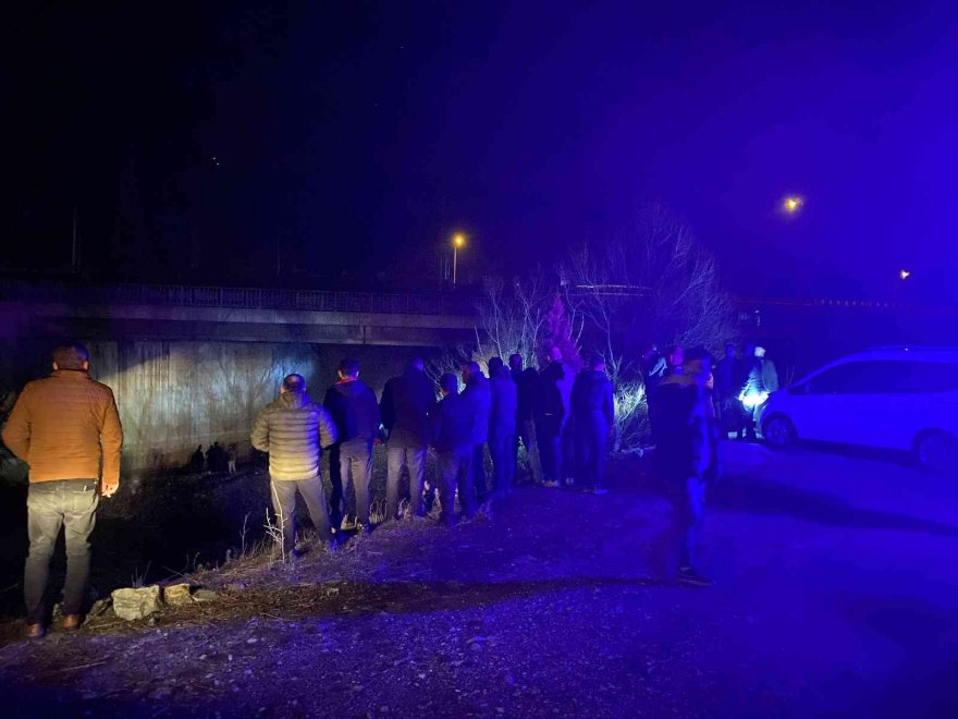 Adana’da kontrolden çıkan otomobil Çakıt Çayı’na uçtu: 1 ölü, 2 yaralı