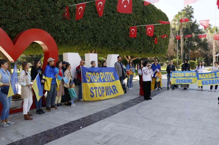 Adana’da yaşayan Ukraynalılar, Ukrayna Birlik Günü’nü kutladı