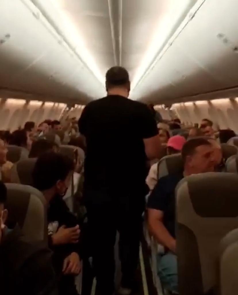 Aşkını uçakta ilan etti